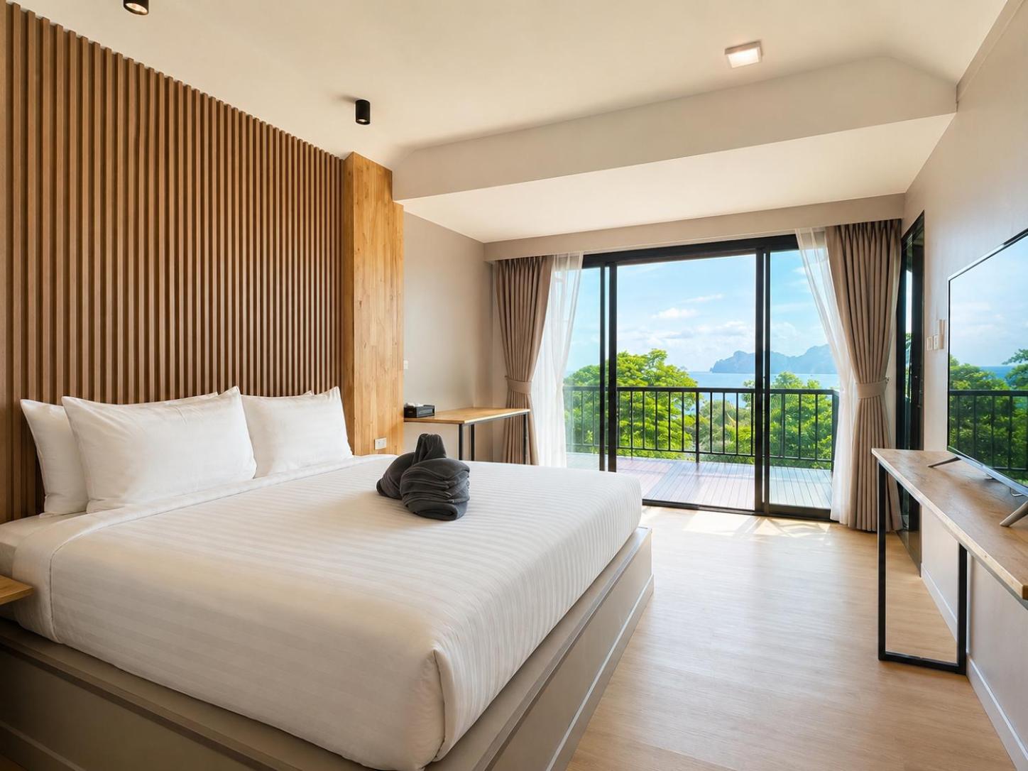 Deluxe, Double Bed, Lateral Side Sea View
