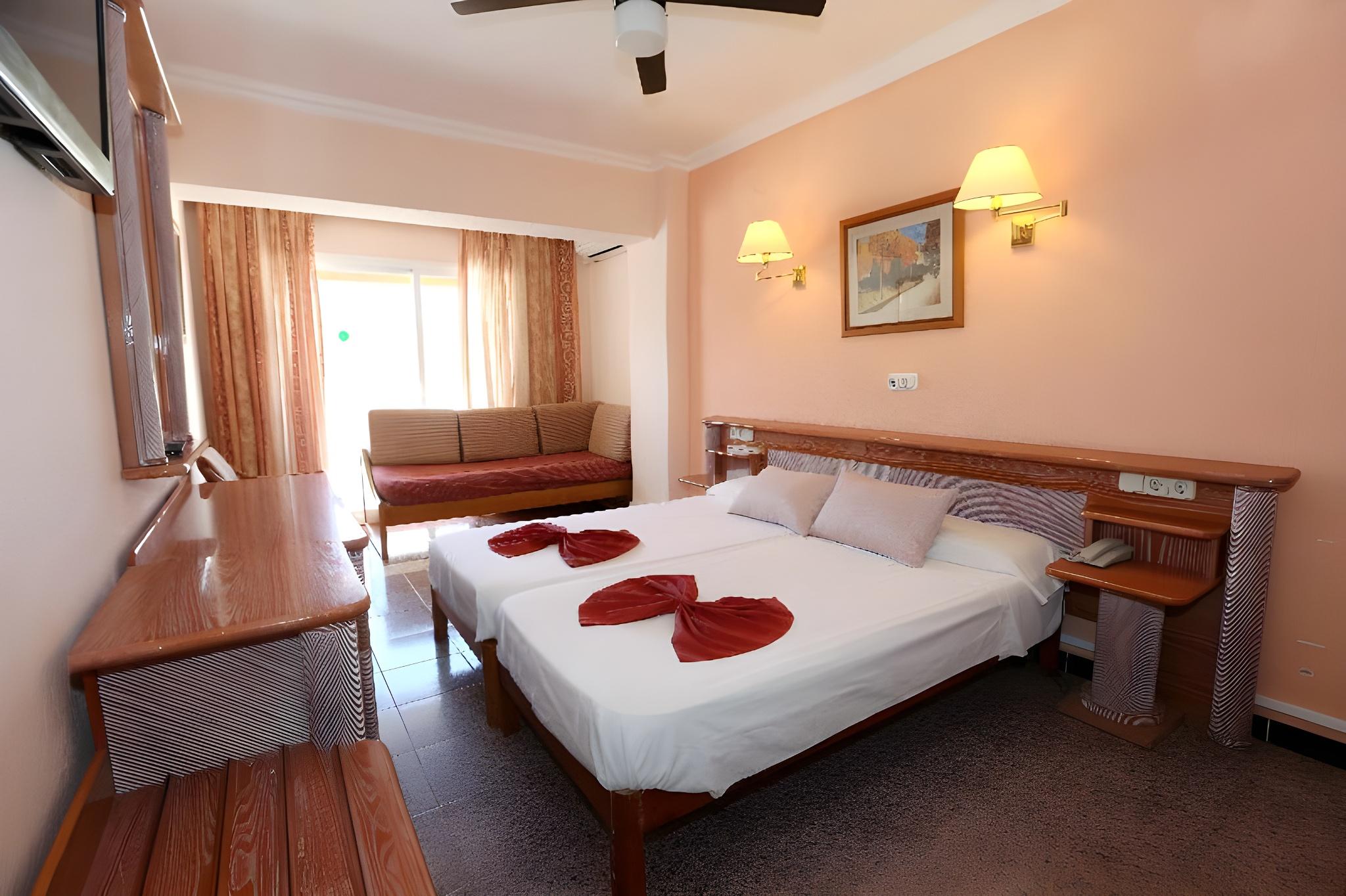 ROOM, DOUBLE OR TWIN BED