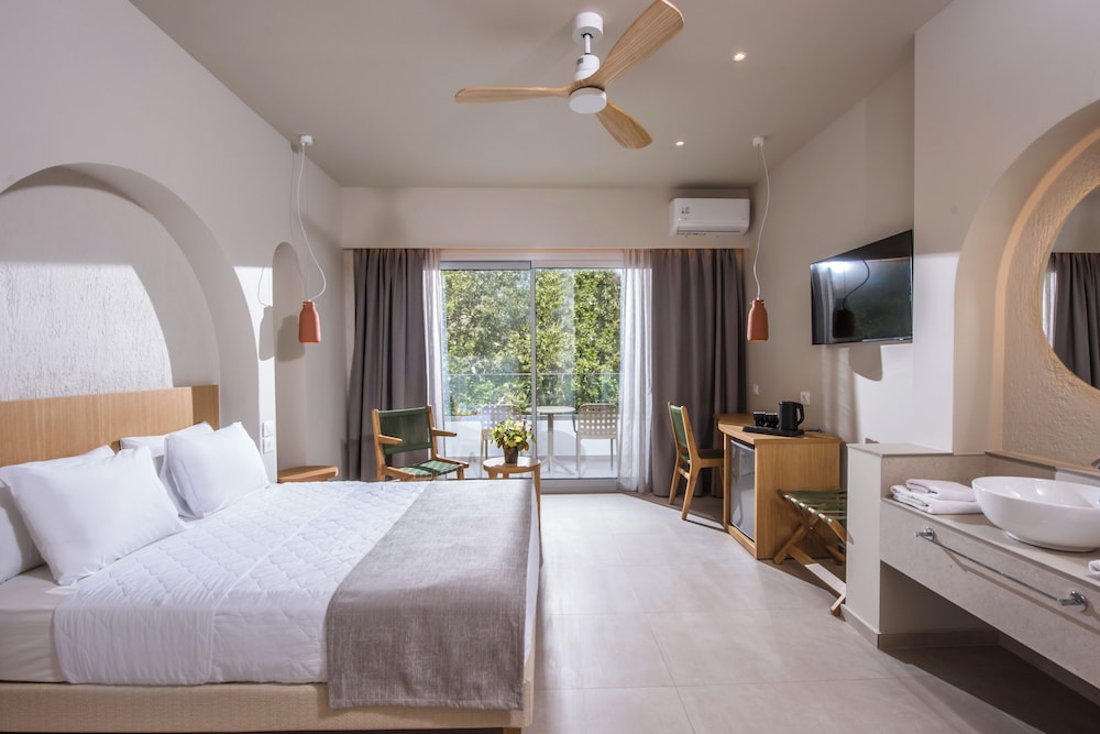 Deluxe, Queen Bed, South Coast 3/8