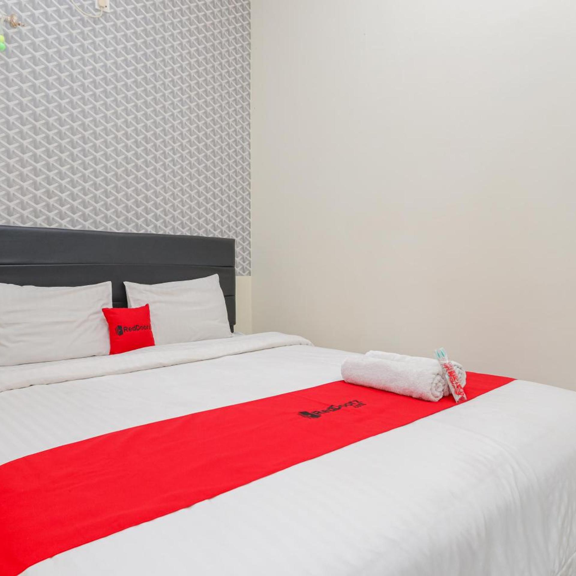 RedDoorz Syariah near Green Park Jatiwarna 14/50