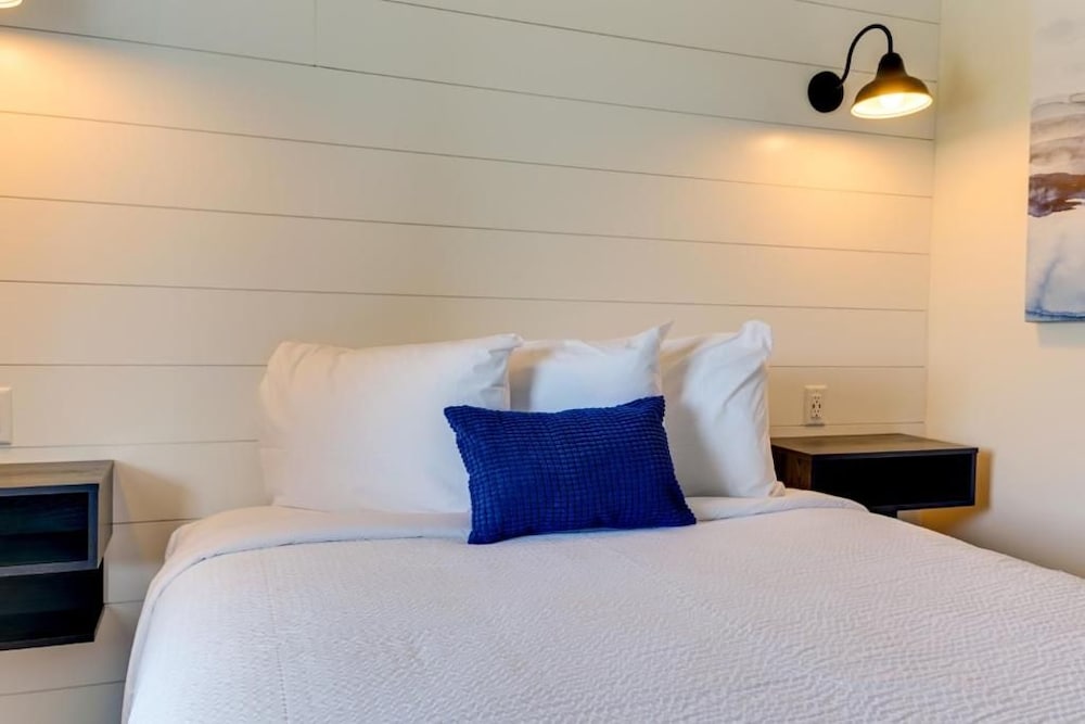 Bedtime Inn & Suites 22/28