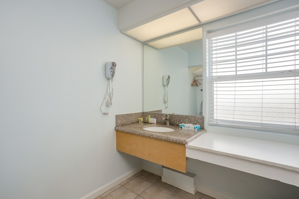 Pacifica Beach Hotel 52/56