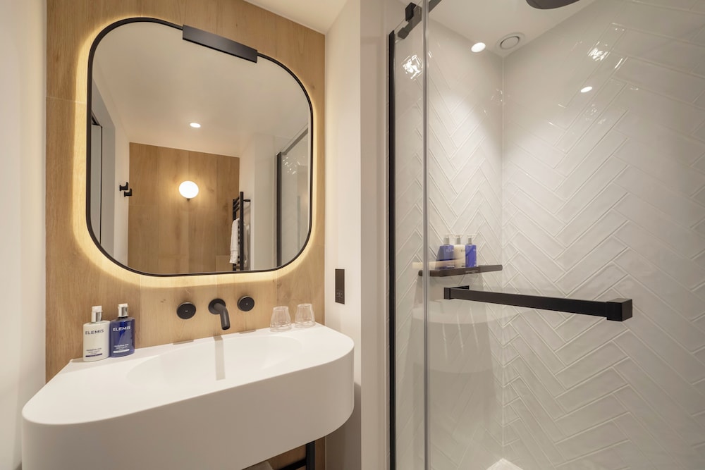 Dorsett Canary Wharf 44/45
