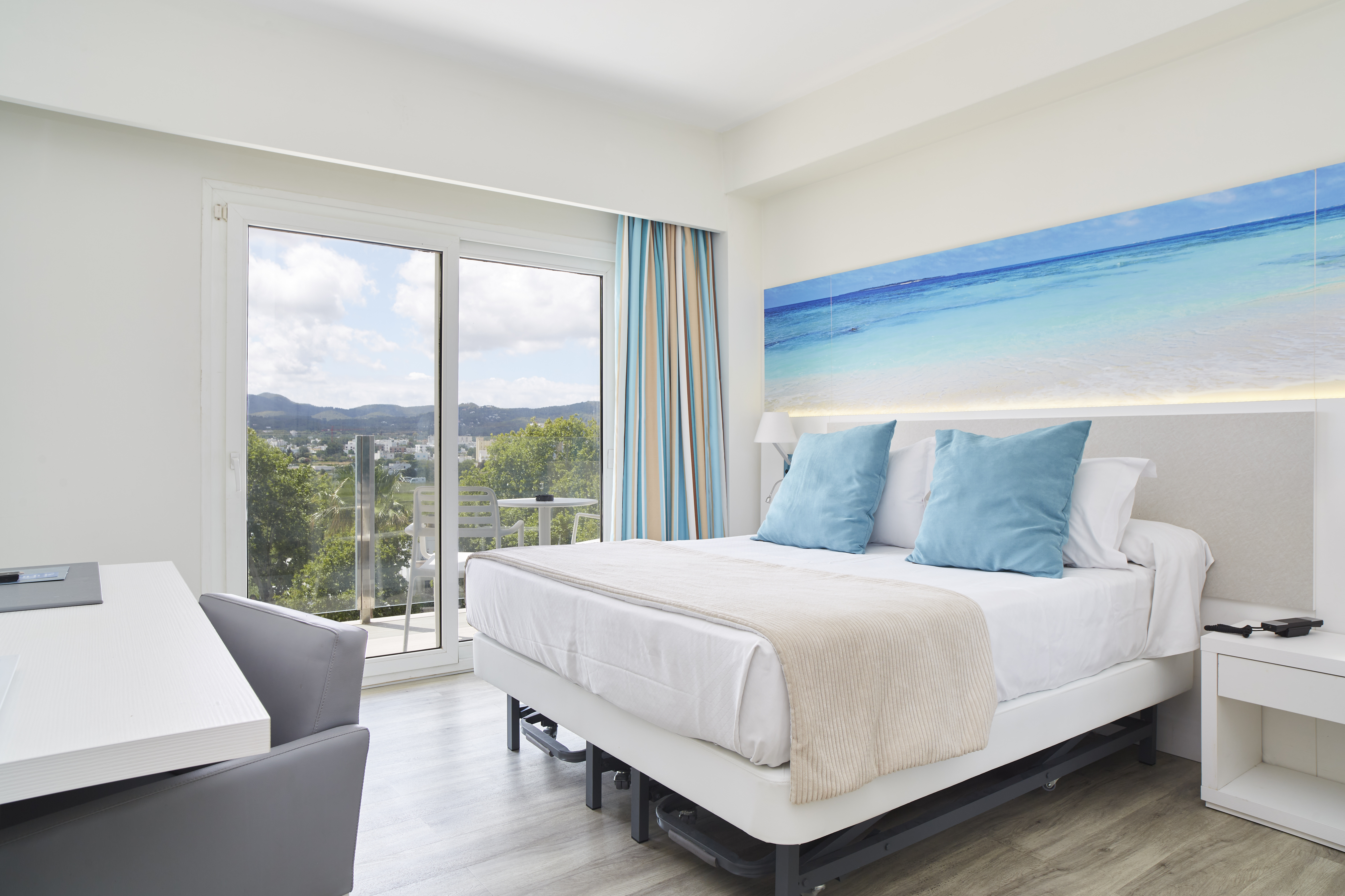 SUPERIOR, DOUBLE BED, POOL VIEW