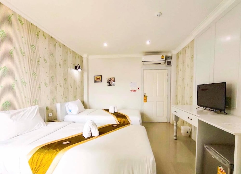 Ploy's Pearl Hotel 12/41