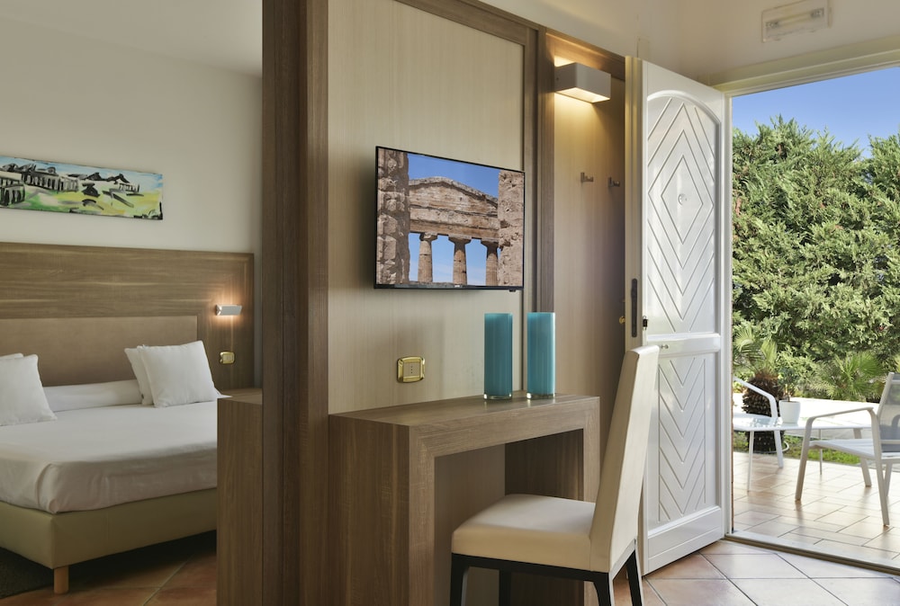 Paestum Inn Beach Resort 10/69