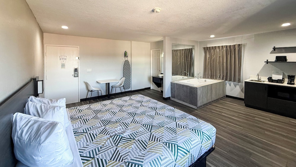 غرفة بسرير كينج بجاكوزي بمطبخ للمدخنين، Studio6 Little Rock, AR - South 1/8