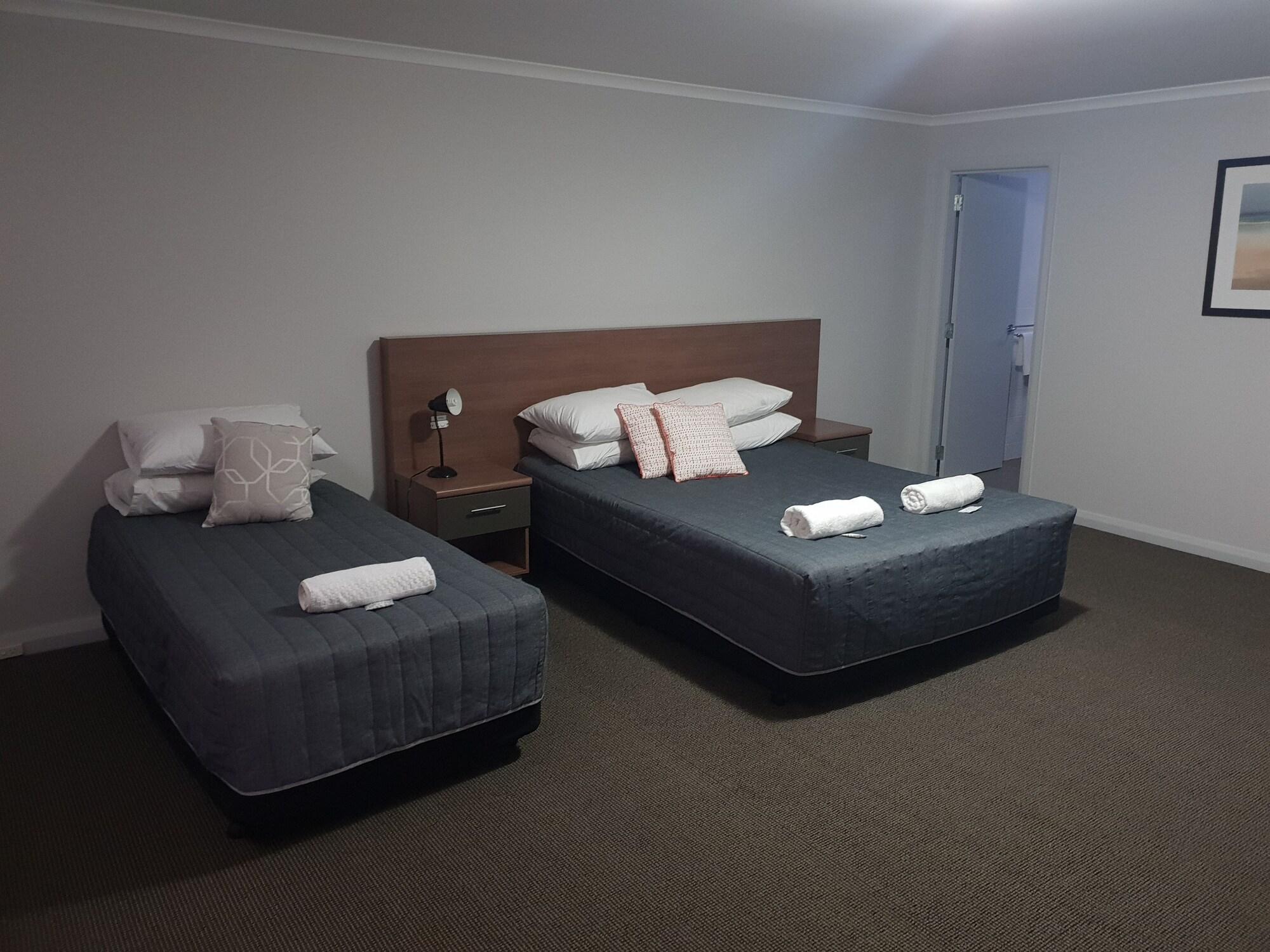 Coro Club Motel 8/25