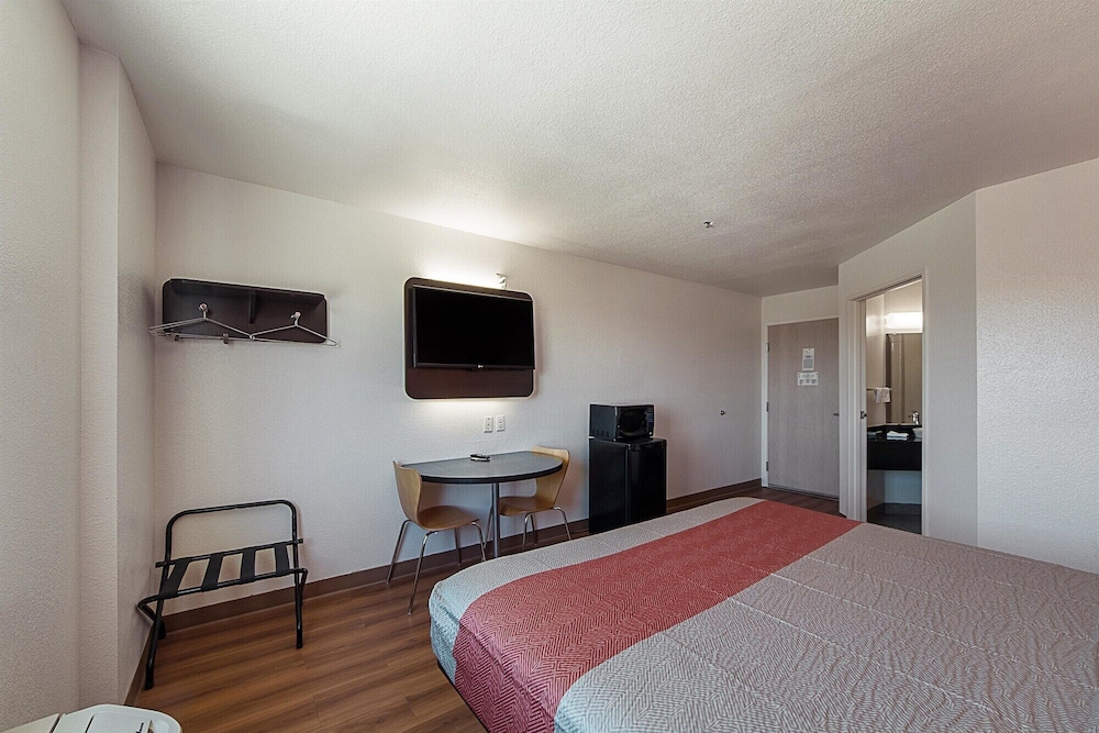 Motel6 San Antonio, TX - Downtown - Alamo Dome 32/54