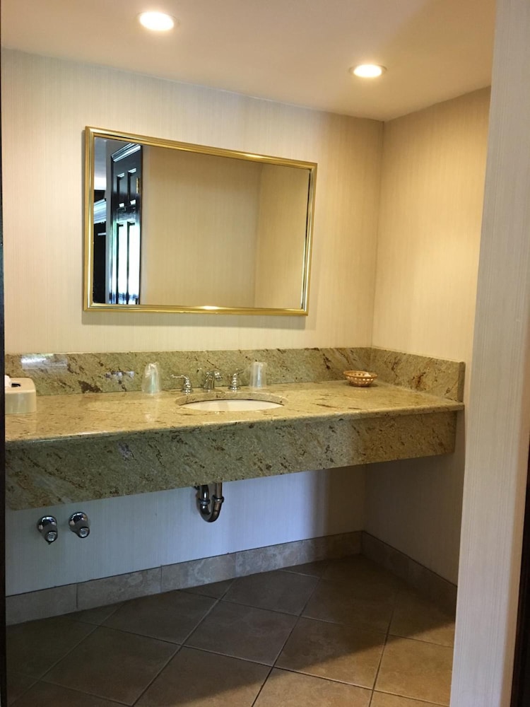Chalet Inn & Suites Centerport 9/45