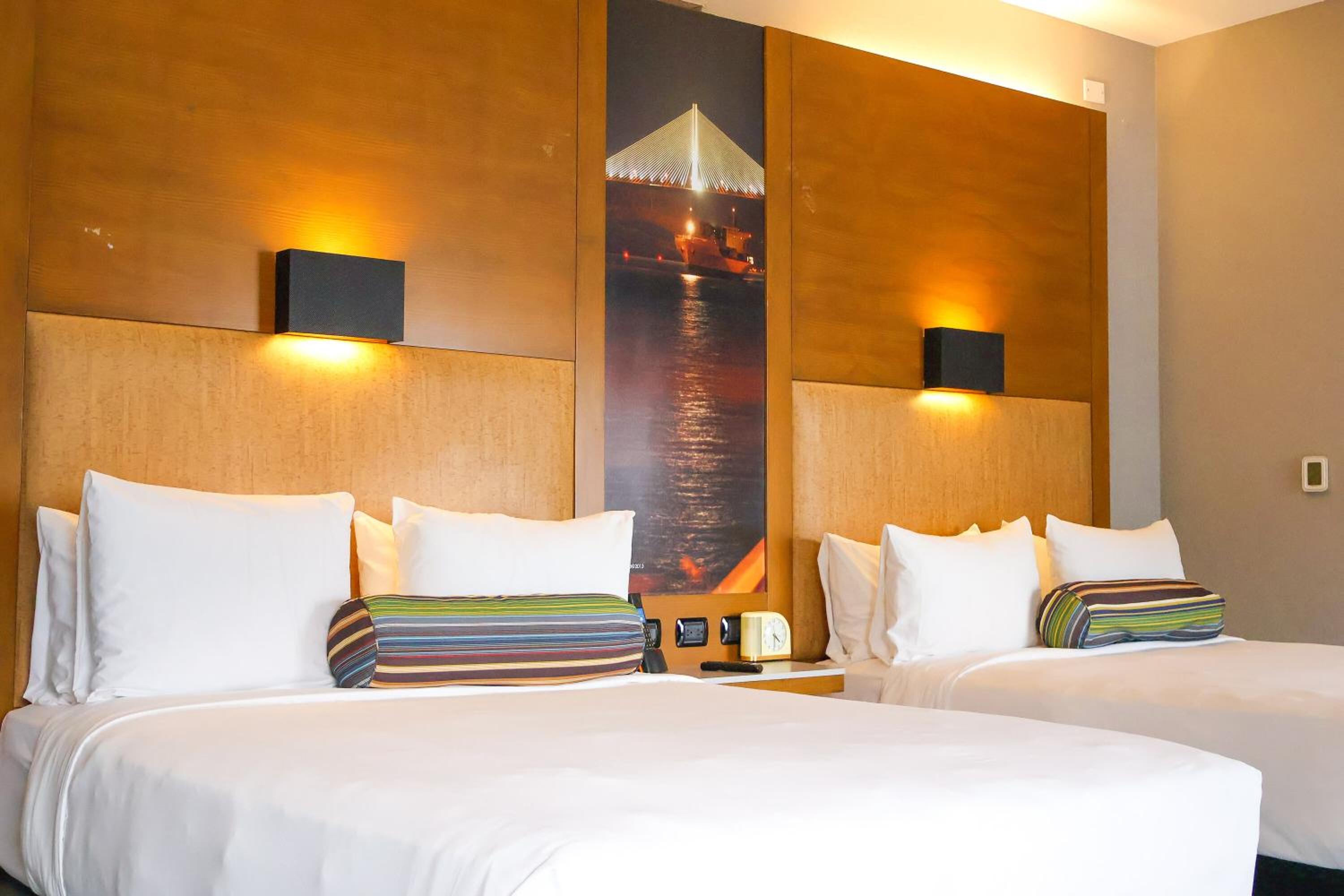 Aloft, Guest Room, 2 Queen Beds, City View