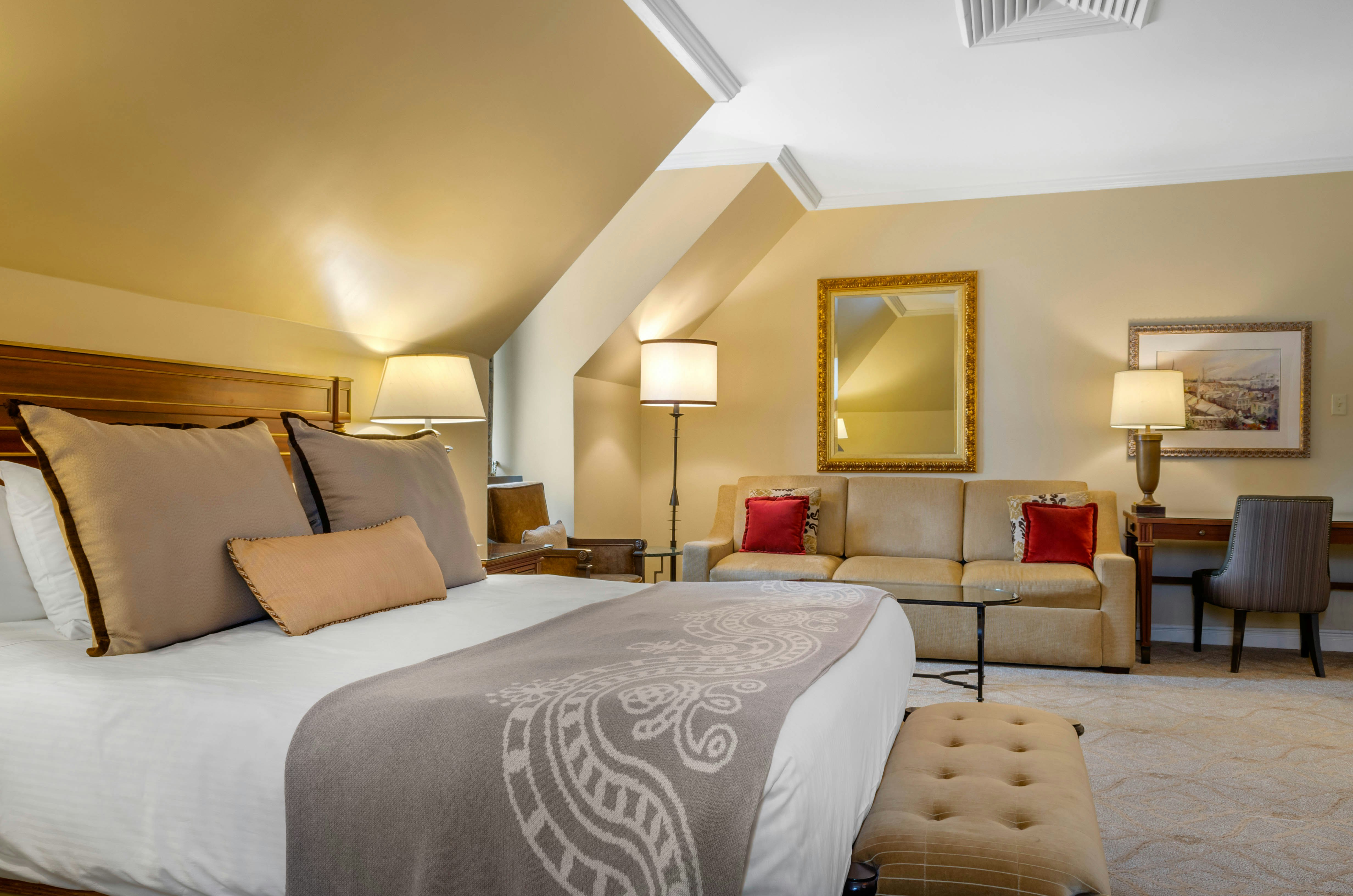 Petite, Suite, King Bed