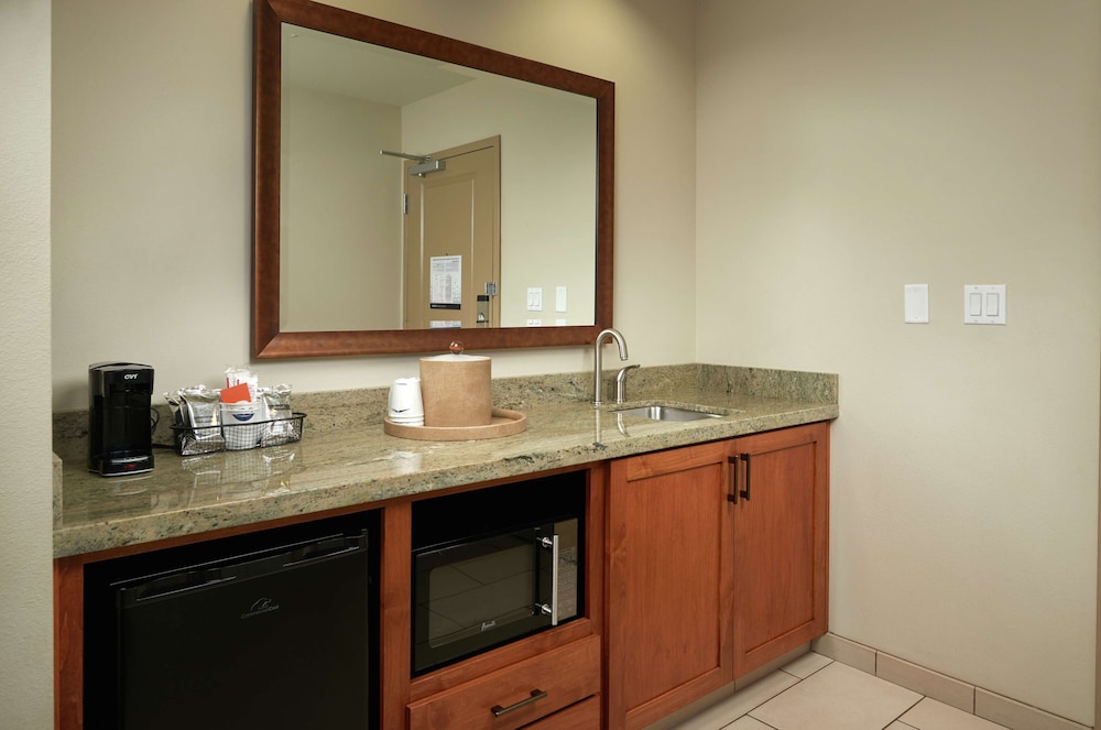 Hampton Inn and Suites Salem 39/42