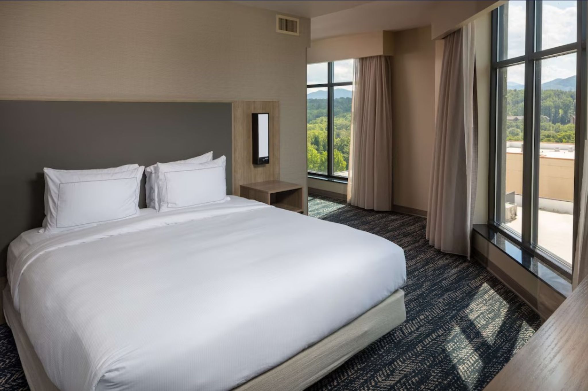 JUNIOR SUITE, KING BED, ACCESSIBLE