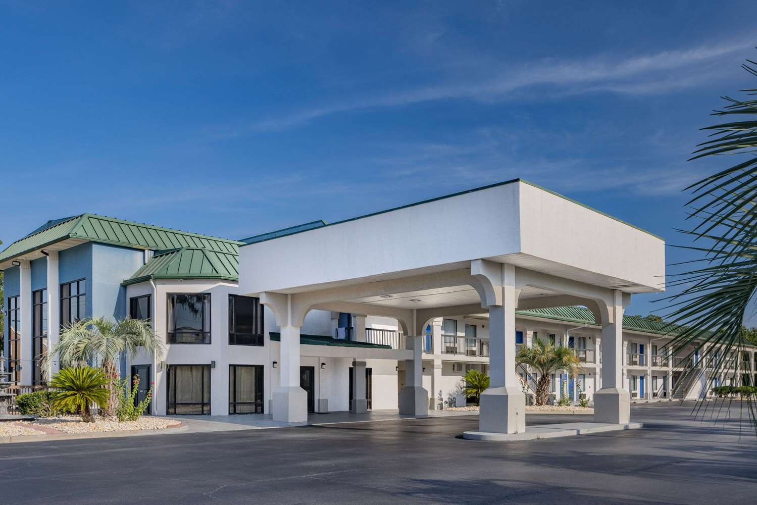 Days Inn & Suites by Wyndham Savannah Midtown 7/56