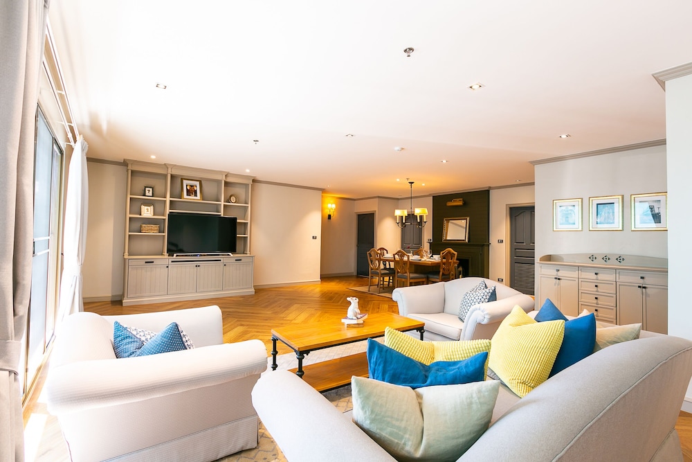 THEA Private Suites by TH District 38/64