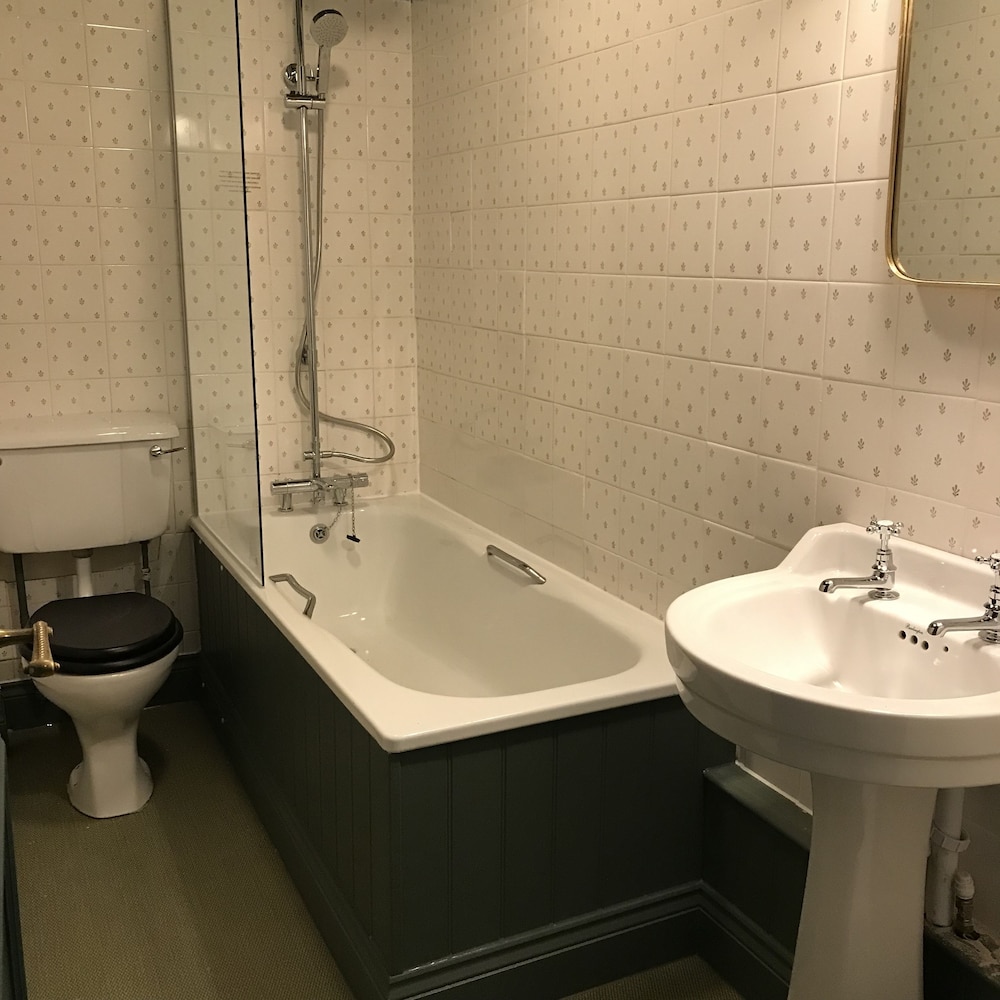 Green Dragon Hotel 10/49