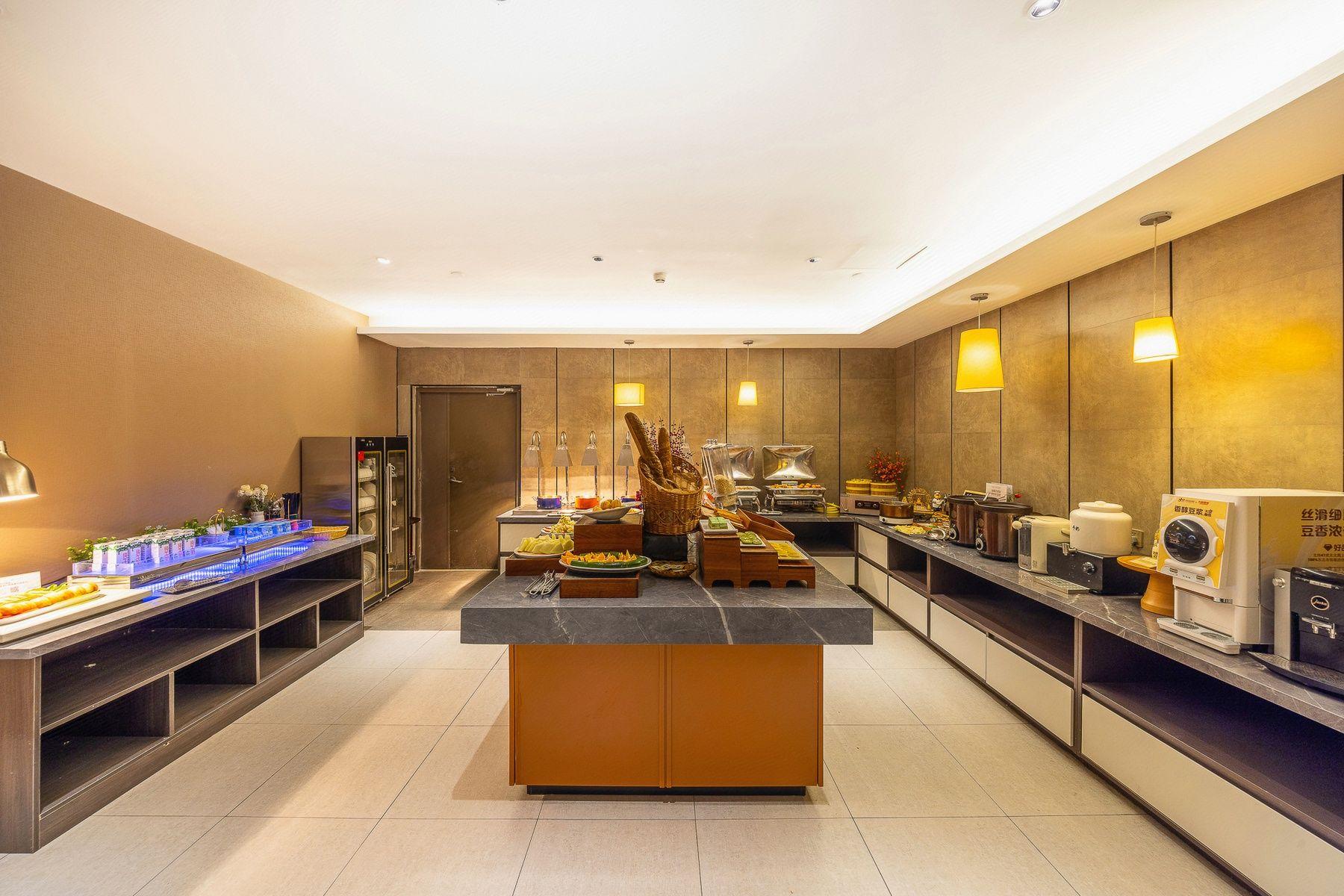 Home Inn Plus (Lanzhou Zhangye Road Xiguan Metro Station) 26/39