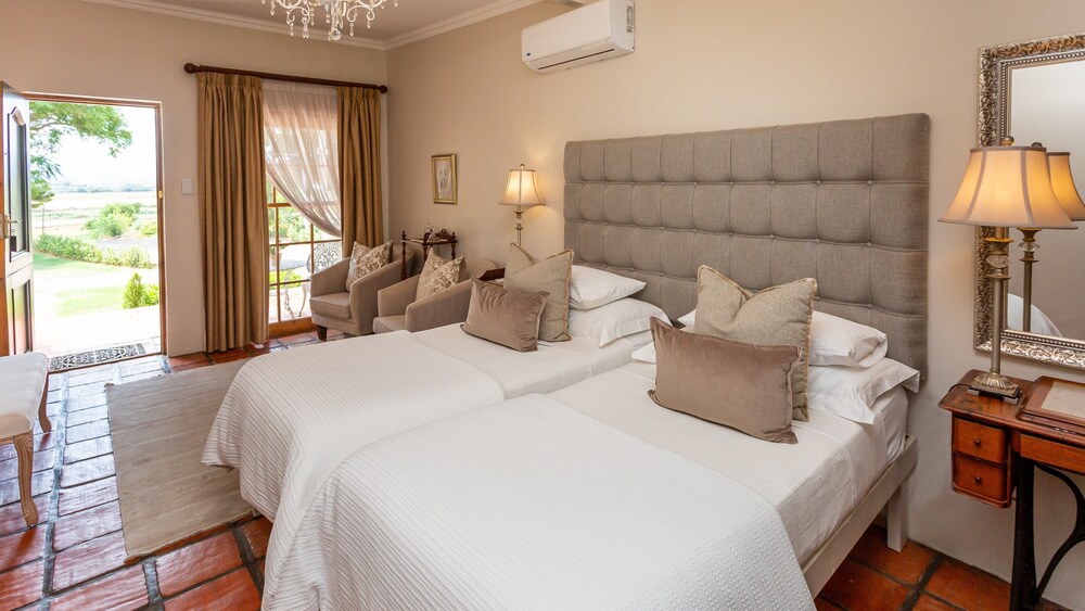 Luxury, Suite, King Bed, Mountain View