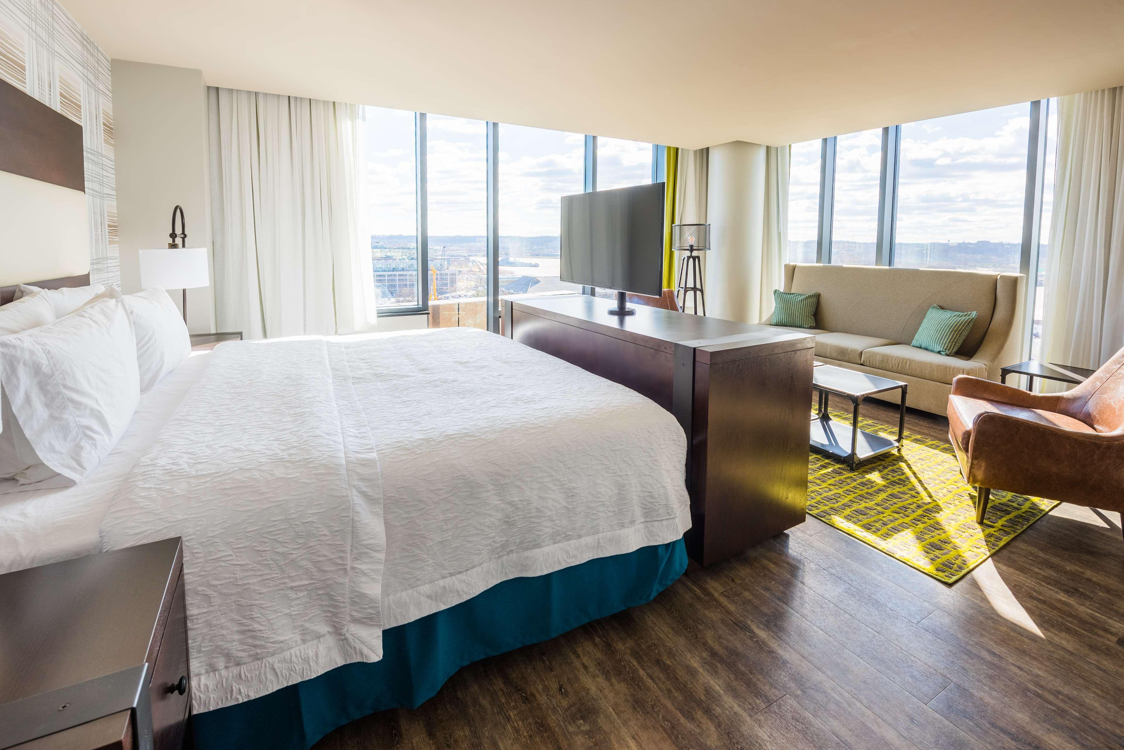 STUDIO, SUITE, KING BED