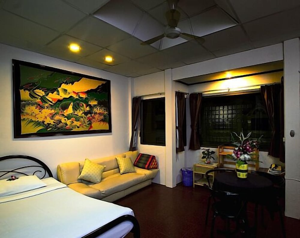 KARON CAFE INN 15/44