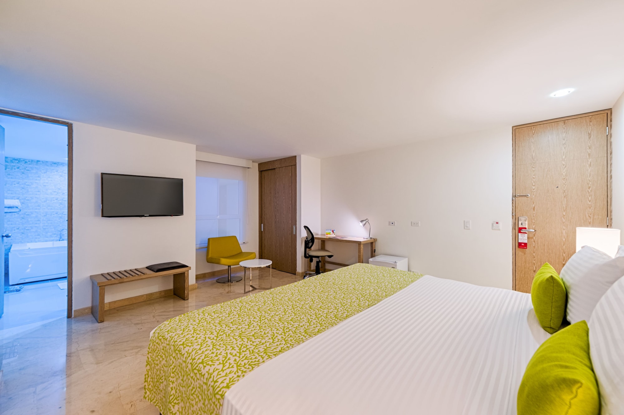 SUPERIOR, KING BED
