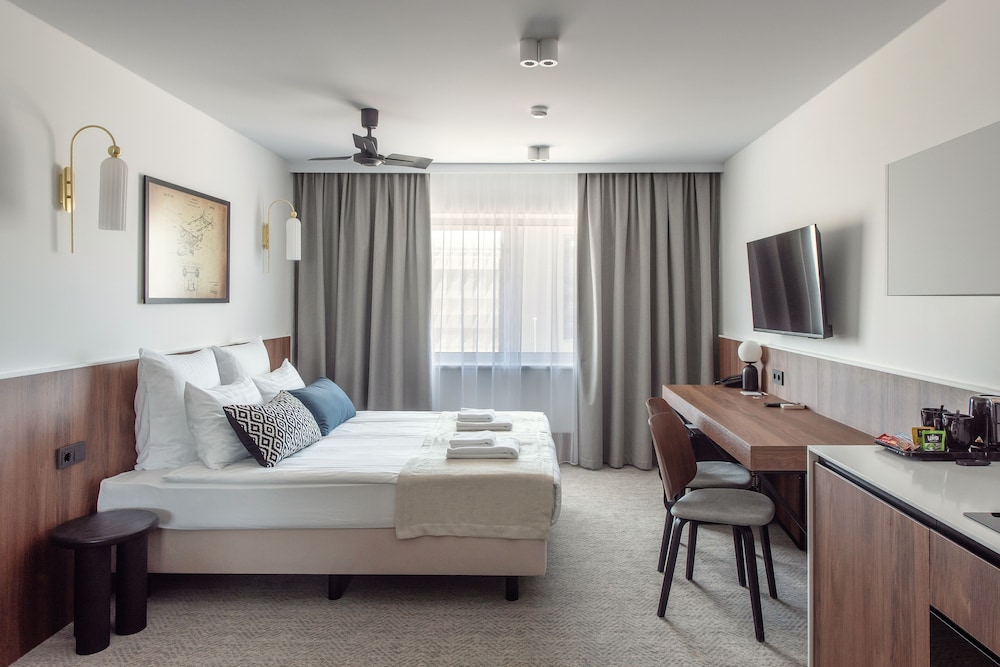 BUSINESS, DOUBLE BED, KITCHENETTE
