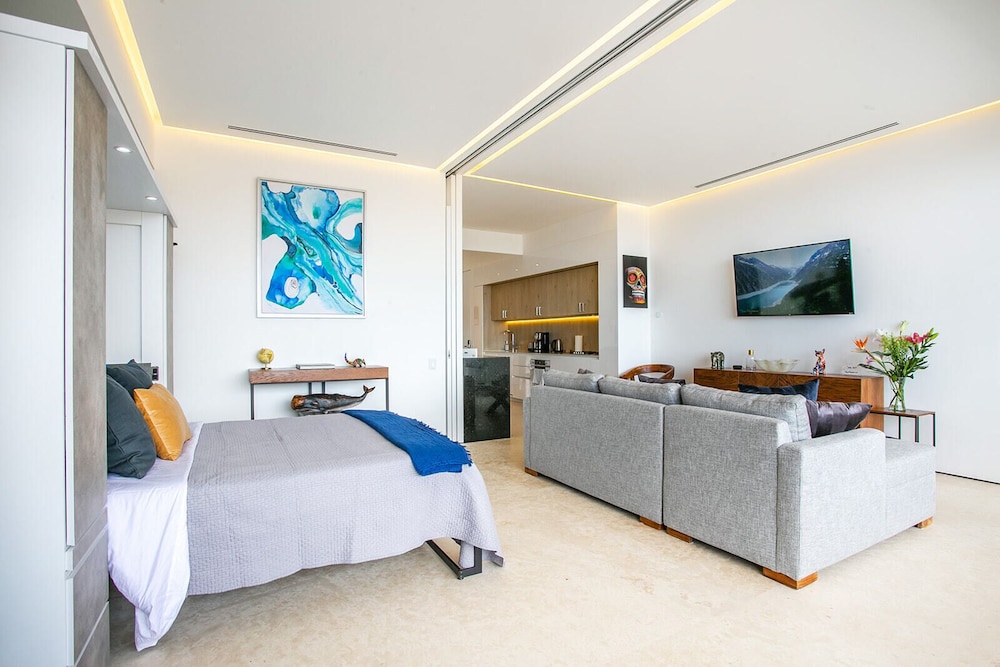 Deluxe, Apartment, King Bed, Queen Murphy Bed, Partial Ocean View, Terrace, Maxwell Collection Romantic Zone 5/8