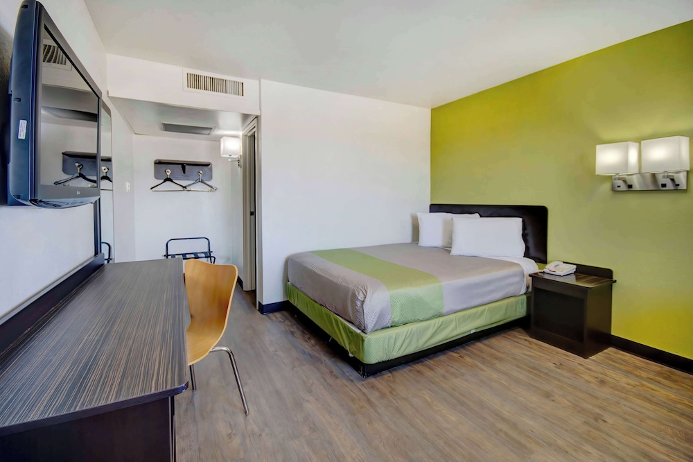 Standard, Queen Bed