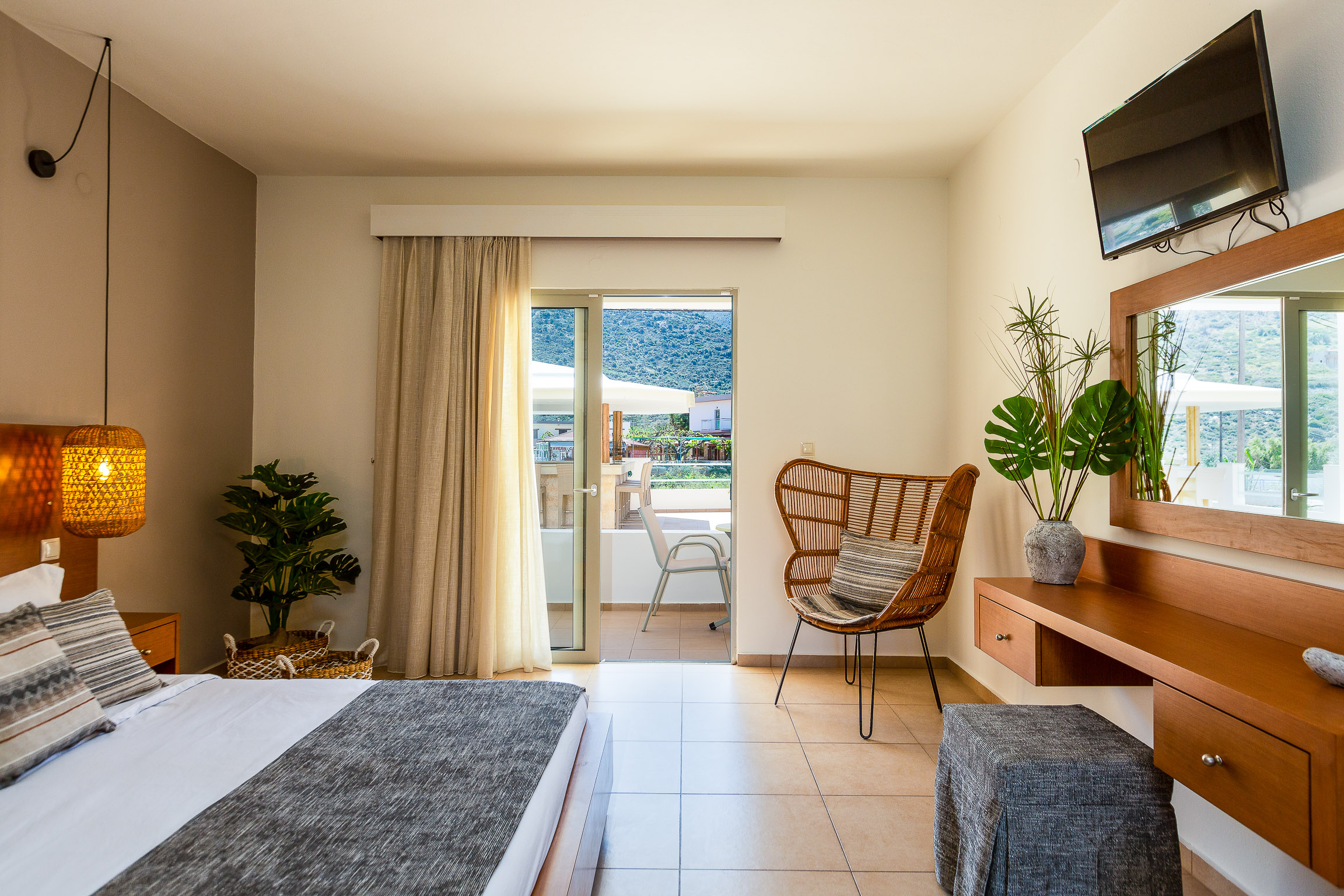 Standard, Pool or Mountain View