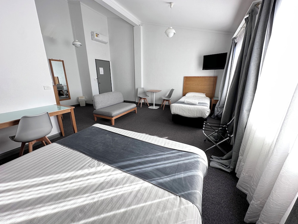 Executive, 1 Queen and 1 Single Bed, Large
