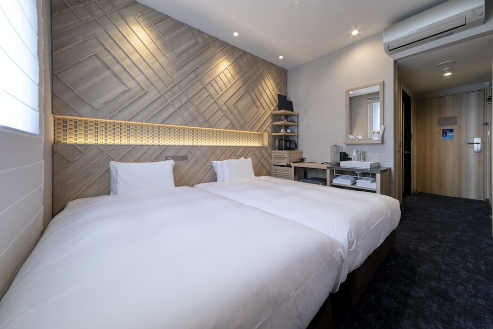 ROOM, TWIN BEDS