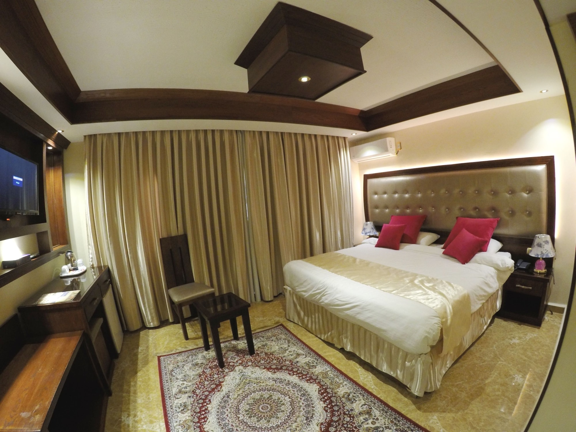 Deluxe, King Bed