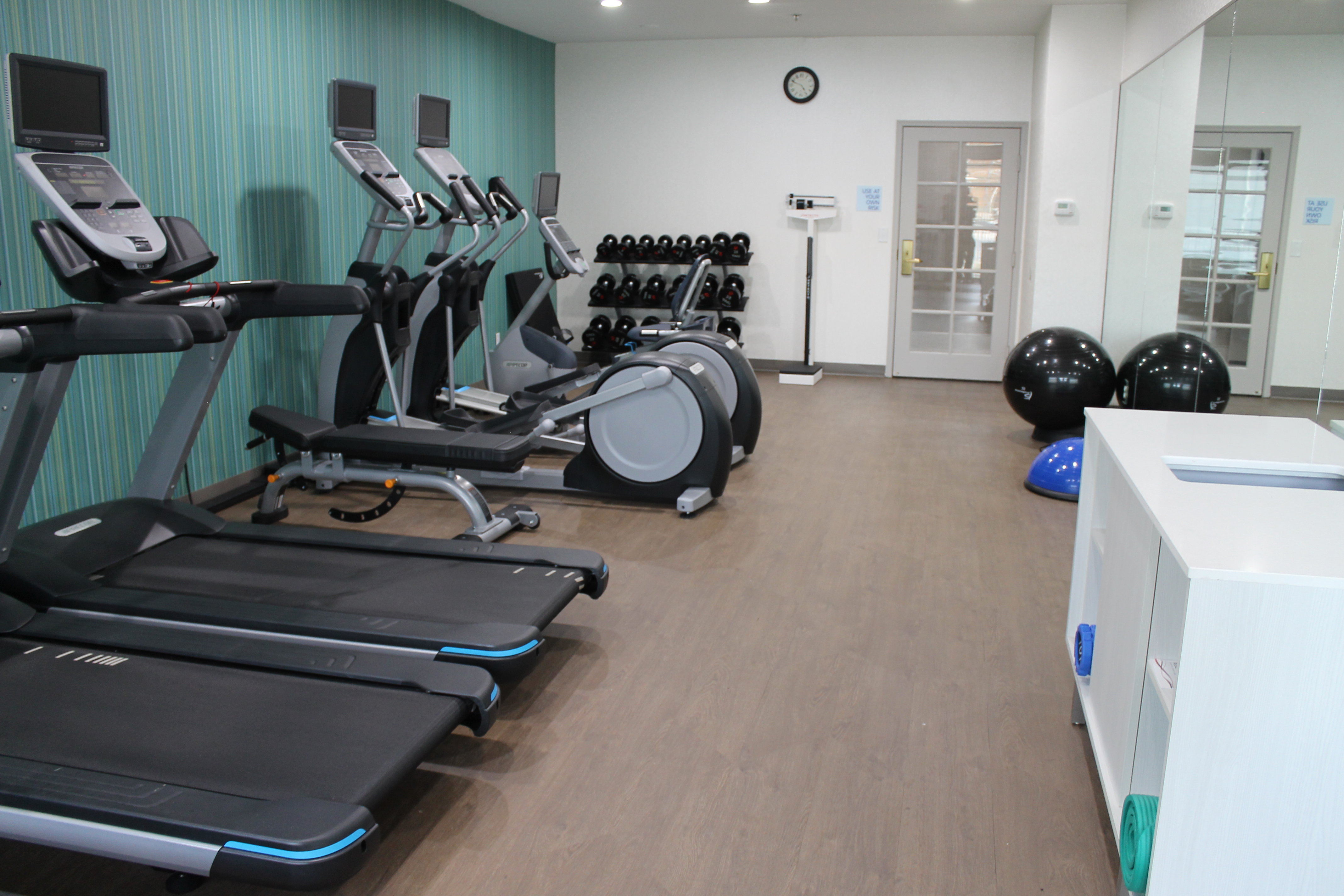 Holiday Inn Express Suites Tular Ex Charter Inn Suites 15/24