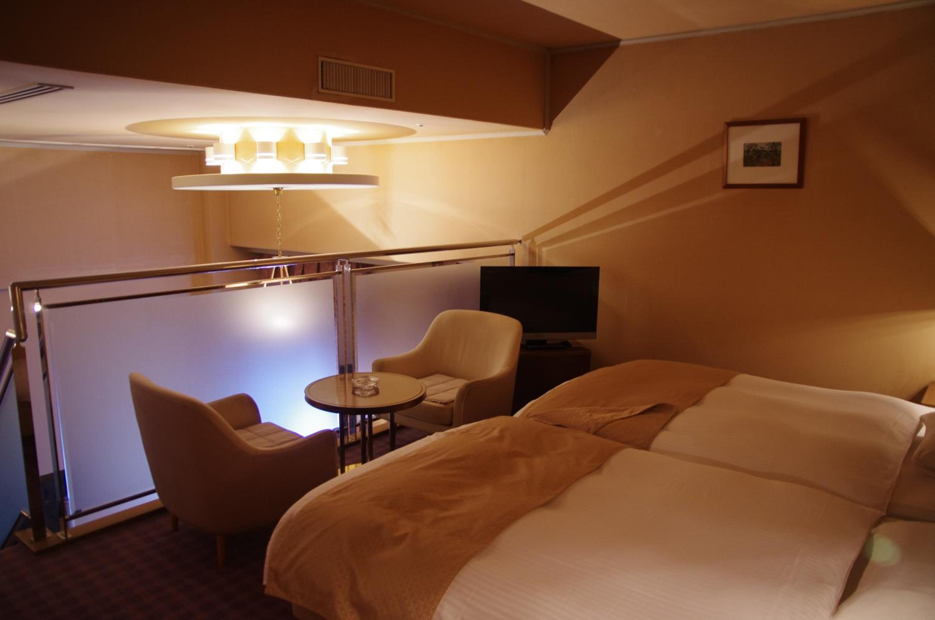 Maisonette, Twin Beds