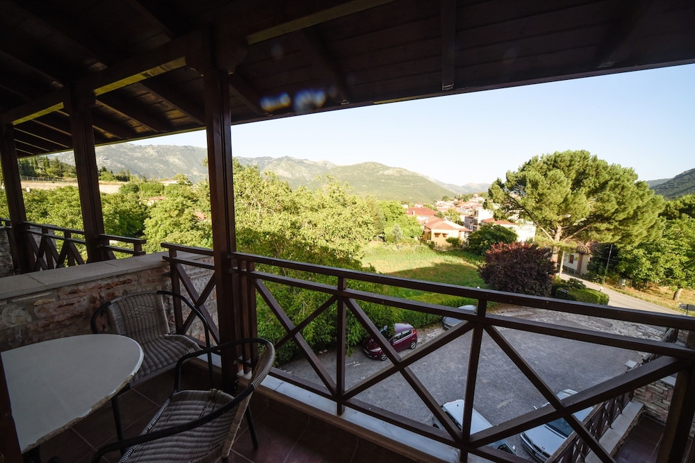 Mont Helmos Hotel 59/71