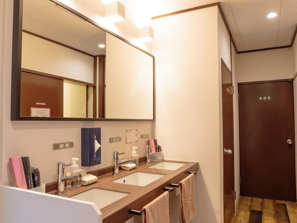 J-Hoppers Hiroshima Guesthouse 50/50