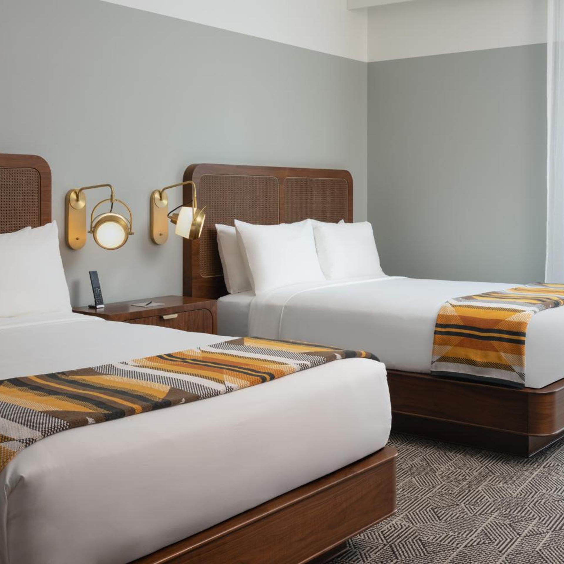Tower, Premium, King Bed, 2 Queen Beds