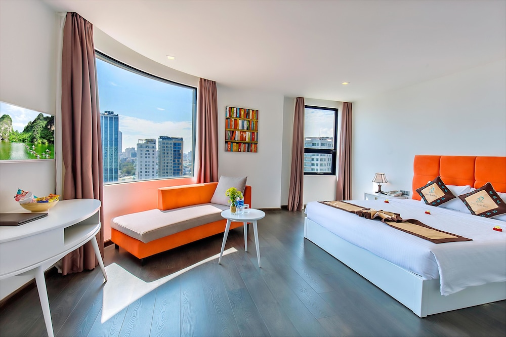 DELUXE, SUITE, KING BED, BEACH VIEW