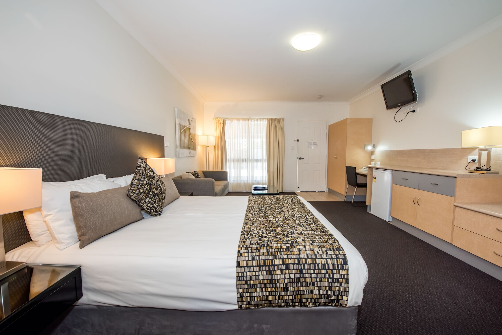 Spa, Queen Bed، Coral Cay Resort Mackay 2/3