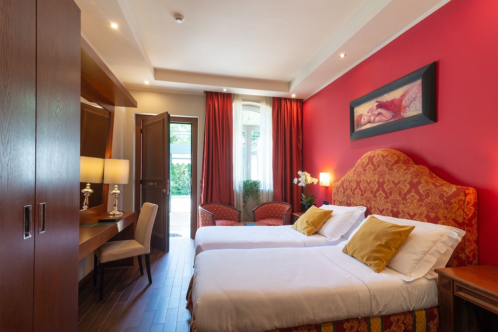 ROOM, TWIN BEDS