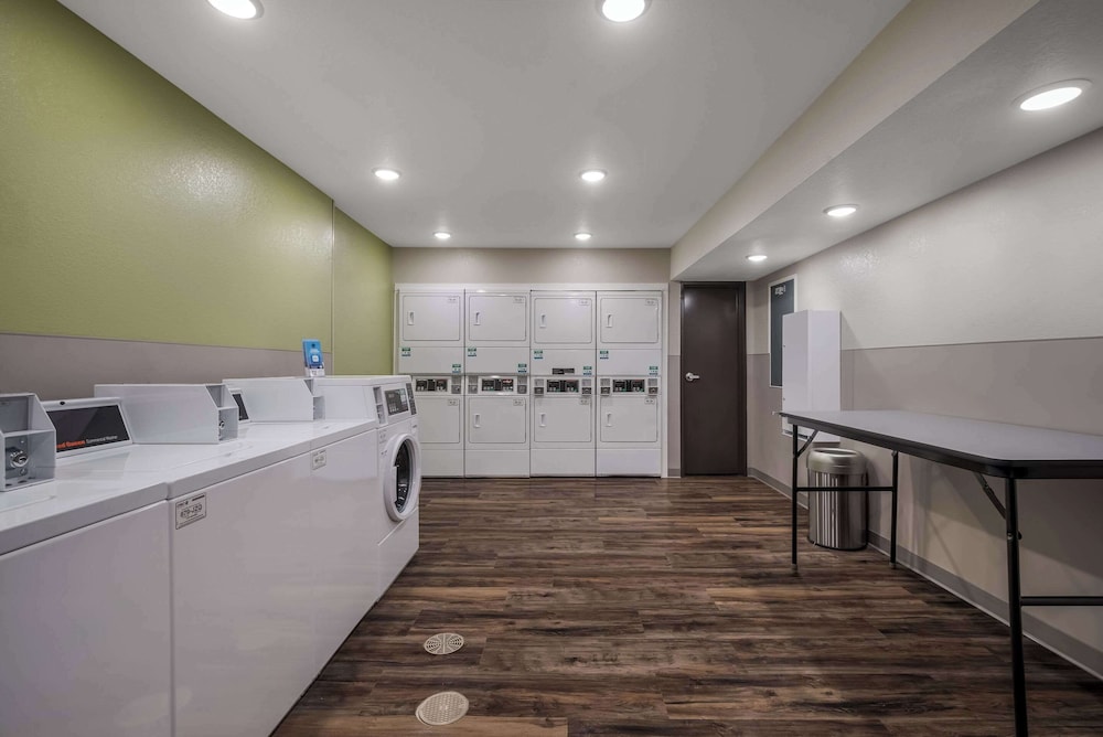 Woodspring Suites Milwaukee - Menomonee Falls 16/27
