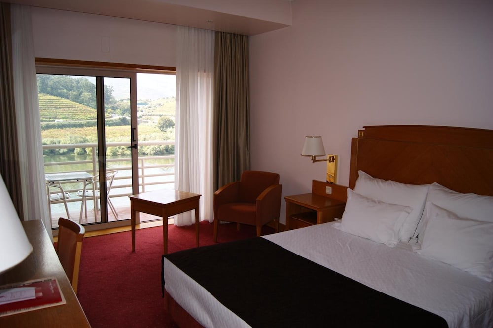 Connecting, King Bed