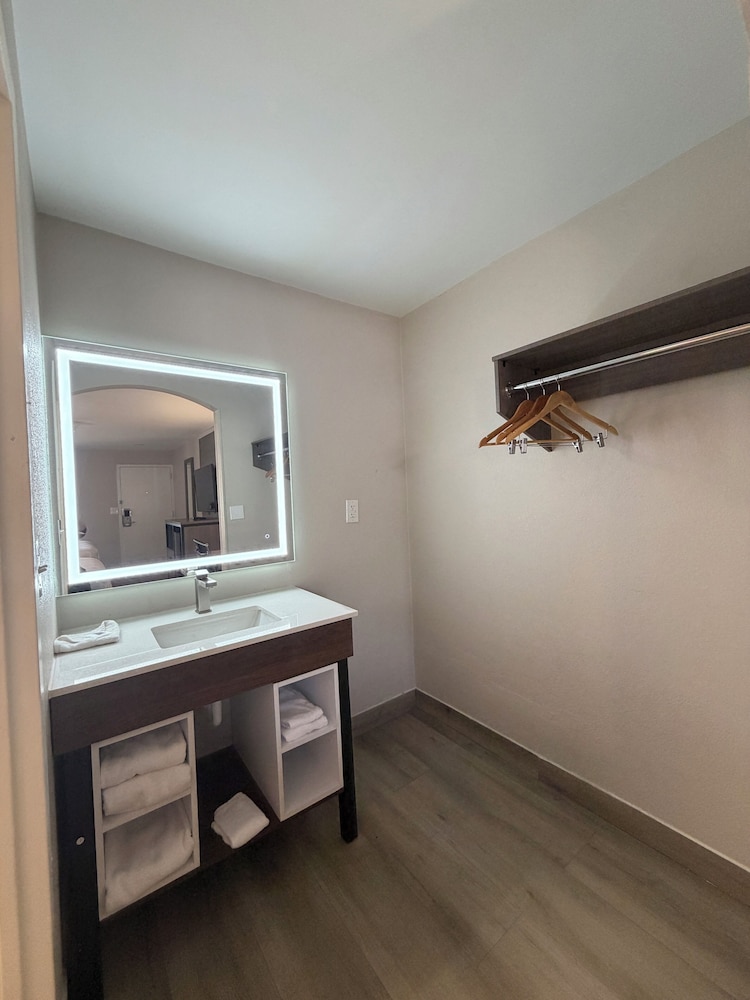 Baymont by Wyndham Newark/Wilmington 32/53