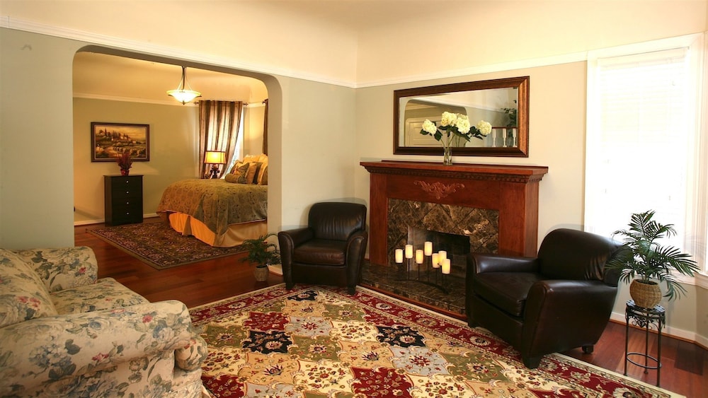 Cabernet House An Old World Inn 33/50