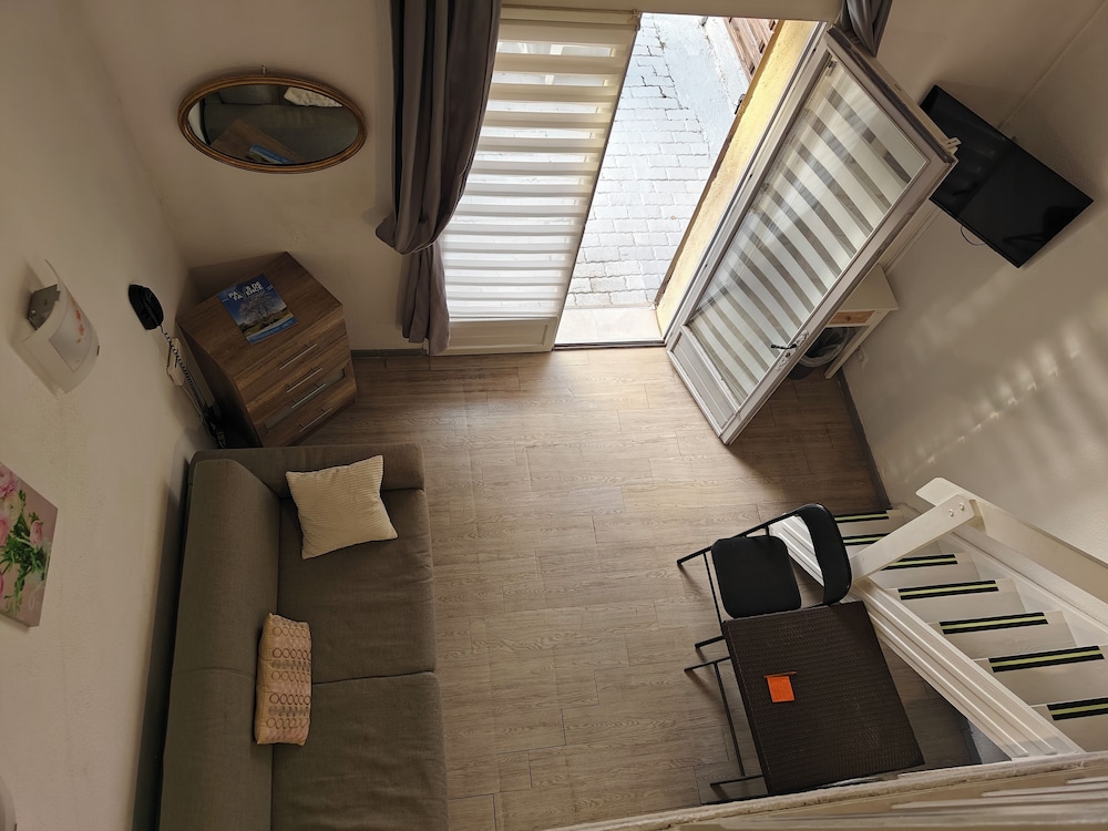 Auberge Des Pins 32/42