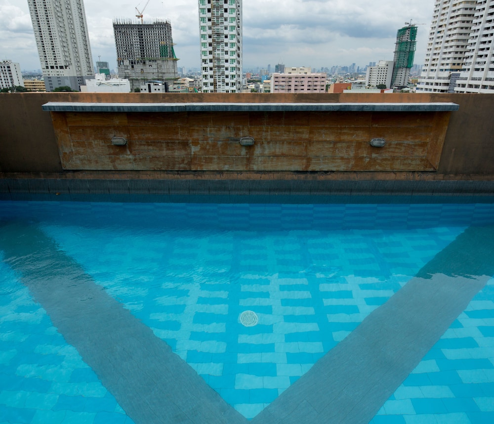 V Hotel 5/35