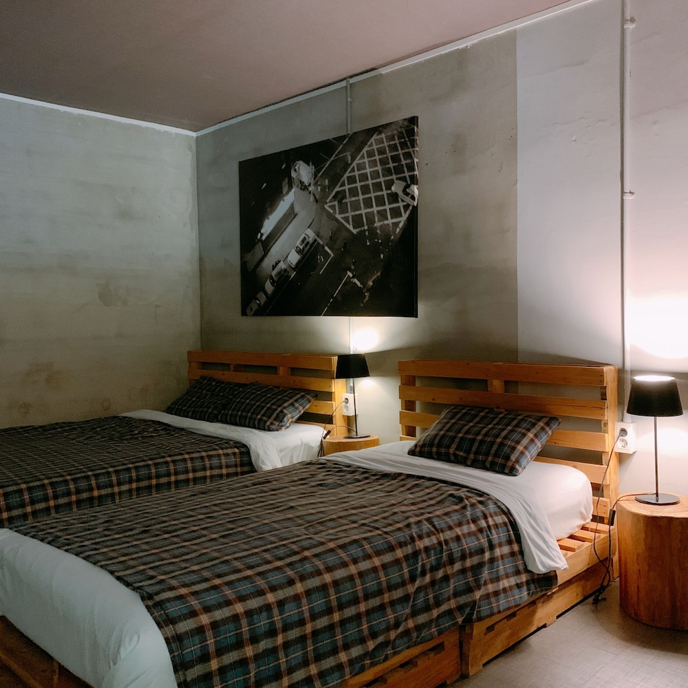 Mido Hostel 12/62