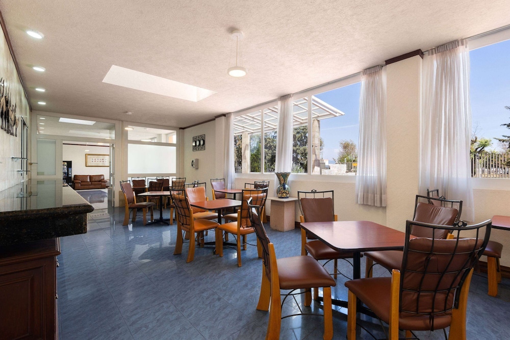 Howard Johnson by Wyndham Toluca 42/49
