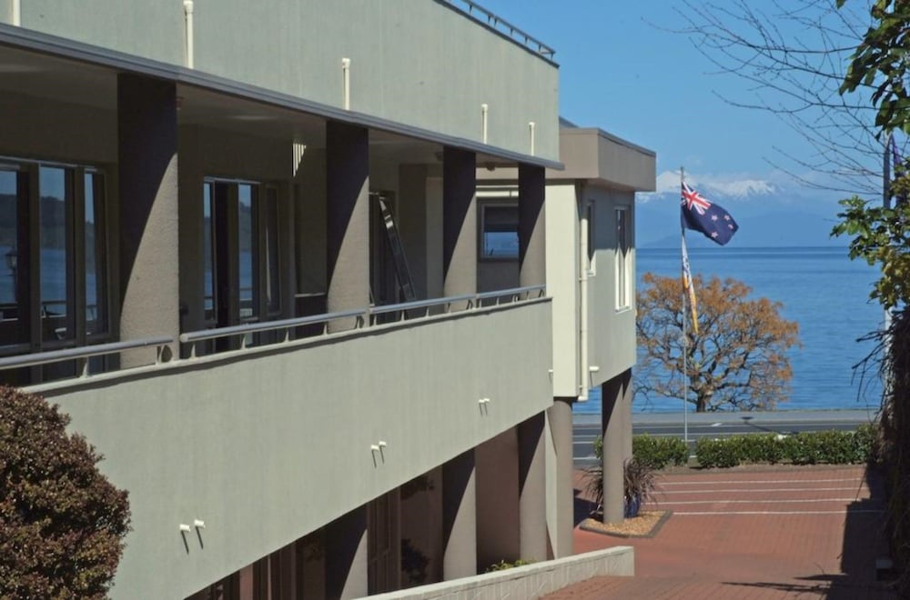 Baycourt Lakefront Motel 3/64